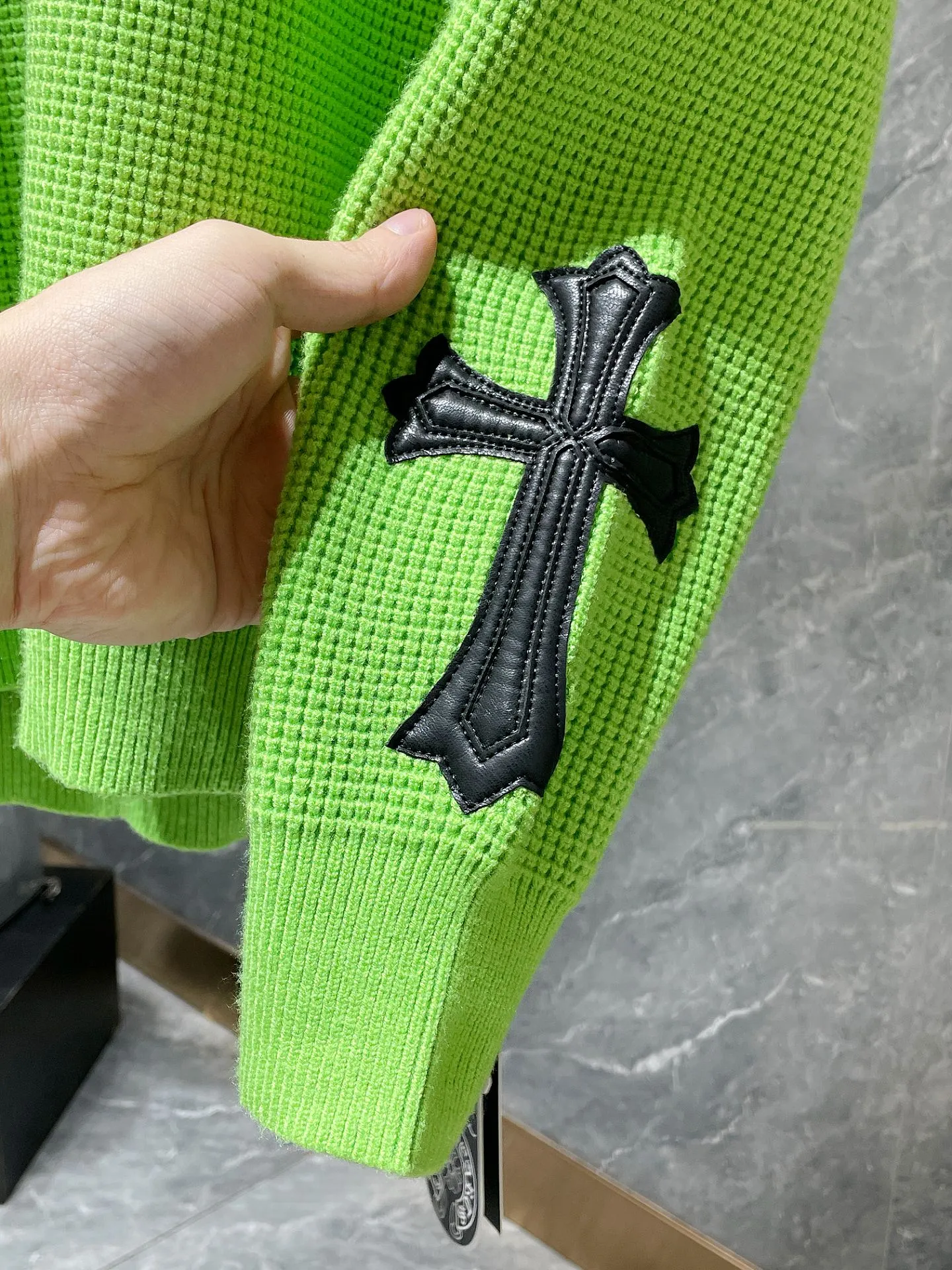 P236 Chrome Hearts 🍁Autumn and winter sweater series🍁 Customized version of hardware logo on the back➕leather cuffs Selected high-quality 100% pure cotton high-weight knitted fabric Special weaving technology Non-common version on the market Recommended colors: black avocado green